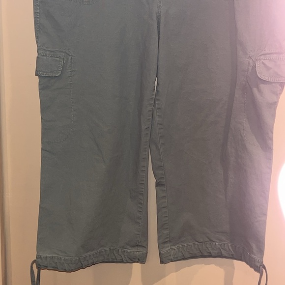 Dockers ladies army green capris with many pockets. Draw string bottoms. Sz 16 - Picture 3 of 7